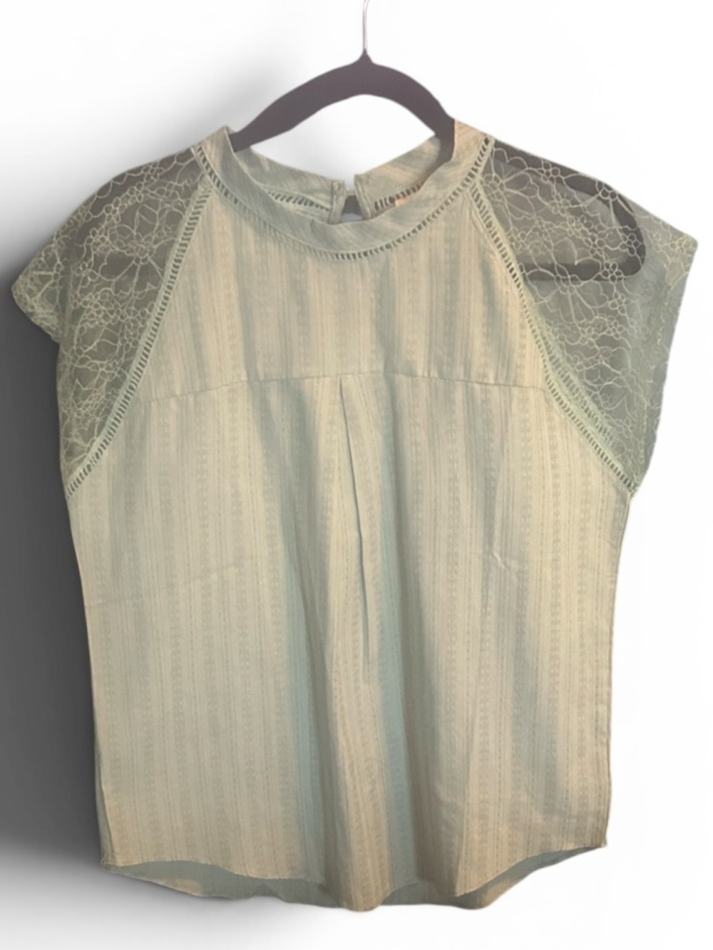 Listicle Lace Accent Blouse in Mint Green Lg